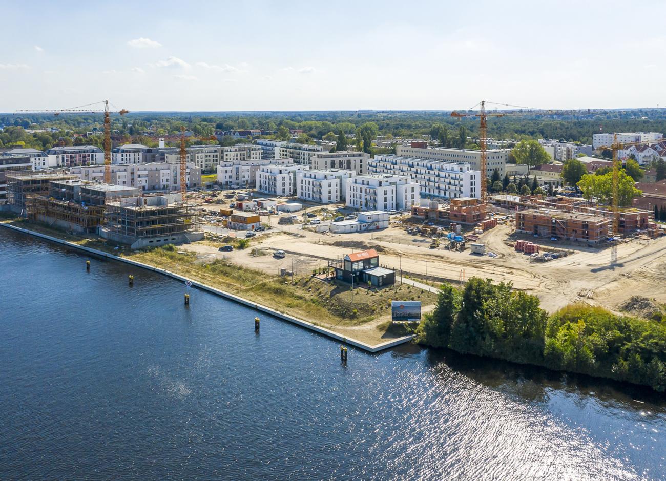 Bild 5: Regattastraße 10 bis 35 im zu Köpenick gehörenden Grünau. Auf dem 100.000 Quadratmeter großen Grundstück am Ufer der Dahme errichtet die BUWOG das Quartier 52° Nord mit mehr als 800 Miet- und Eigentumswohnungen.  Foto: Lebensraum Ziegel / Christoph Große