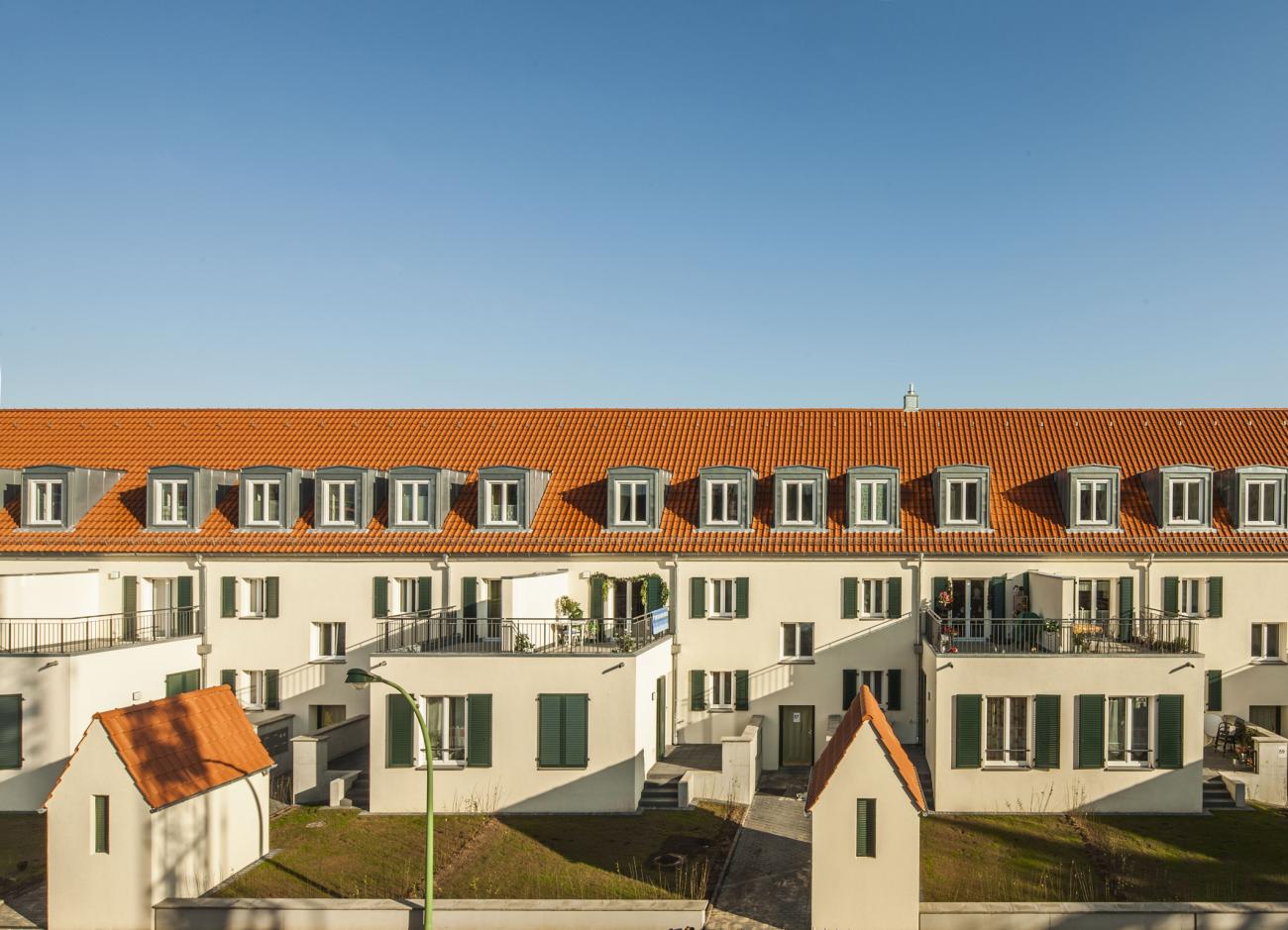Die energetische Sanierung lohnt sich für Bauherren und Bewohner, wie die Riederwald-Siedlung in Frankfurt am Main eindrucksvoll zeigt. Foto: Deutsche Poroton/ Johannes Vogt