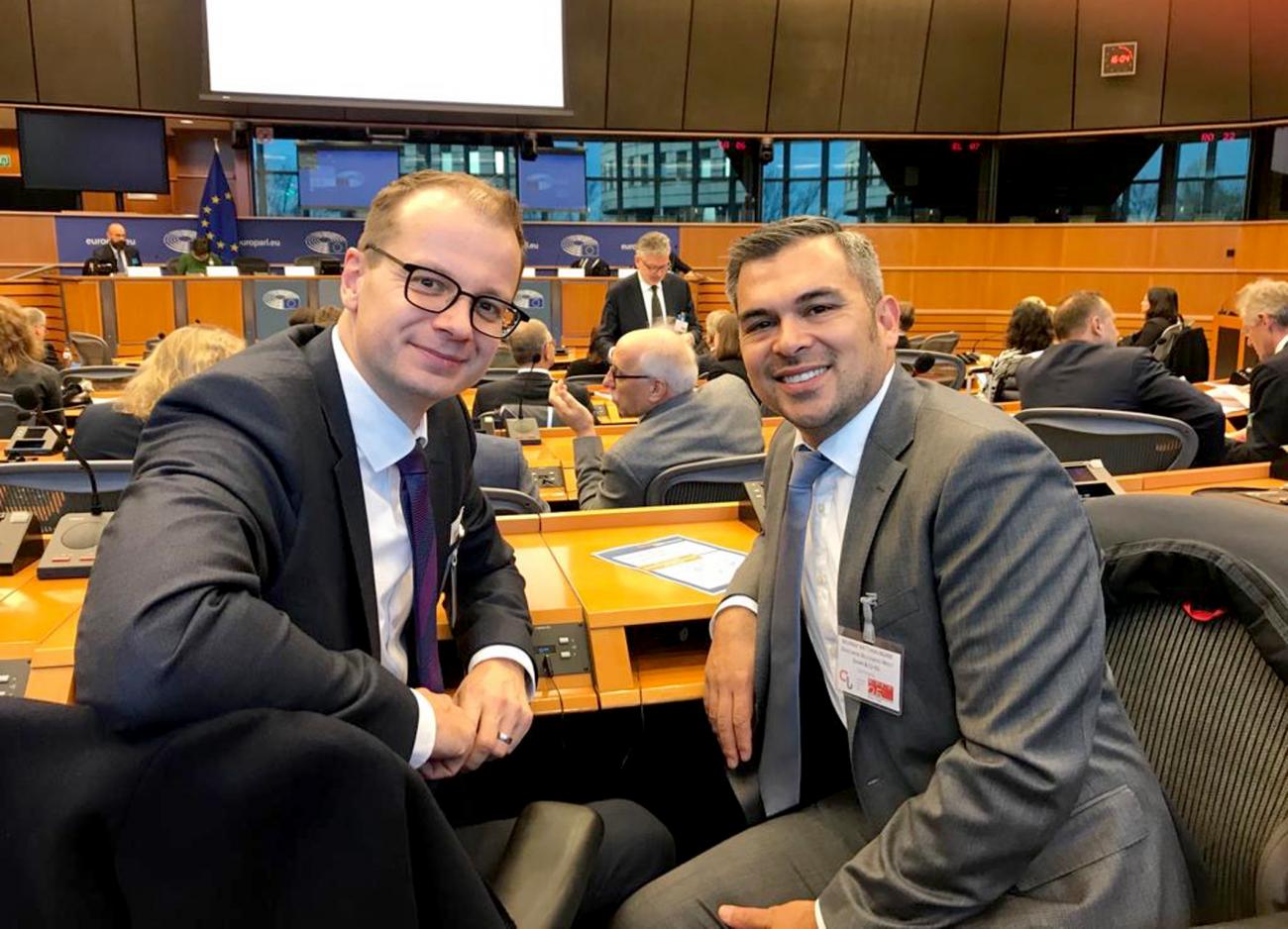 Hauptgeschäftsführer Dr. Matthias Frederichs (links) und der Vorstandsvorsitzende des IZF e. V., Murray Rattana-Ngam, hier im EU-Parlament in Brüssel anlässlich des 25. Jahrestags des European Parliament Ceramics Forum. 