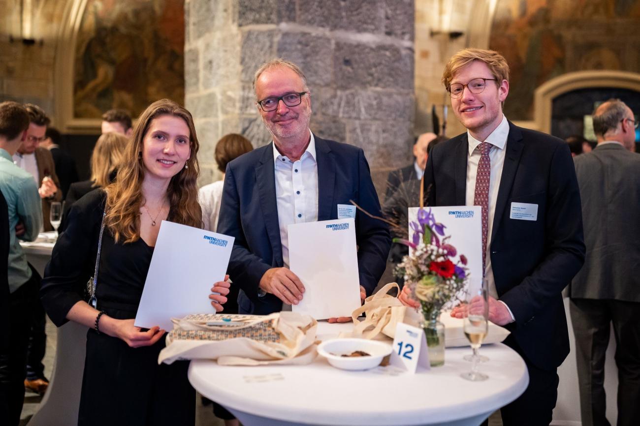 Foto: Stefan Hense Fiona Inden (RWTH Aachen), Dr. Udo Meyer (BVZi), Sebastian Beisel (RWTH Aachen)